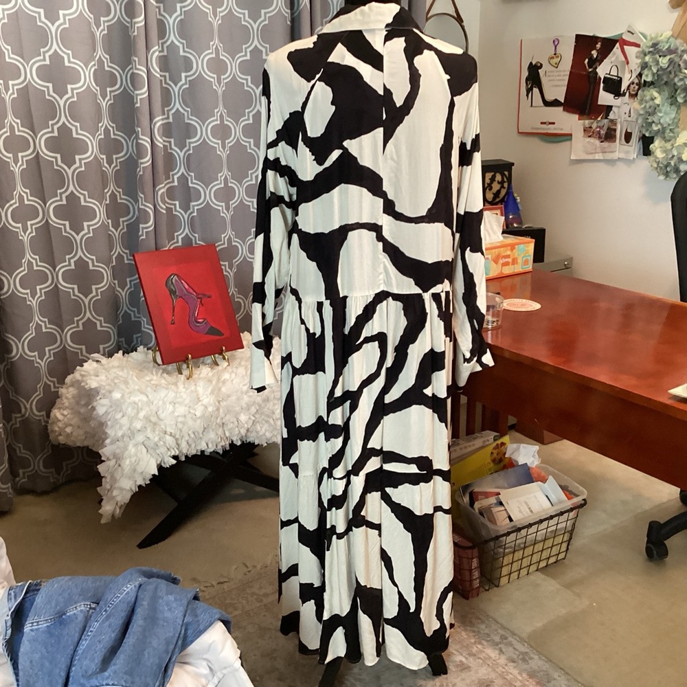 Chic Monochrome Patterned Dress I - Picture 8 of 8